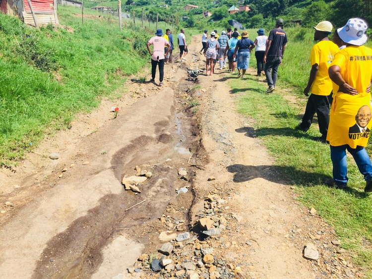 residents-look-forward-to-government-officials-travelling-on-potholed